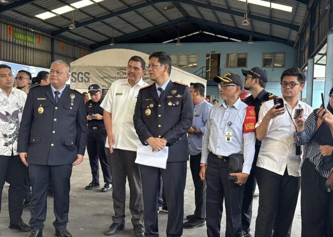 Menkeu Purbaya Yudhi Sadewa Tinjau Bea Cukai Tanjung Perak dan KBLBC Surabaya