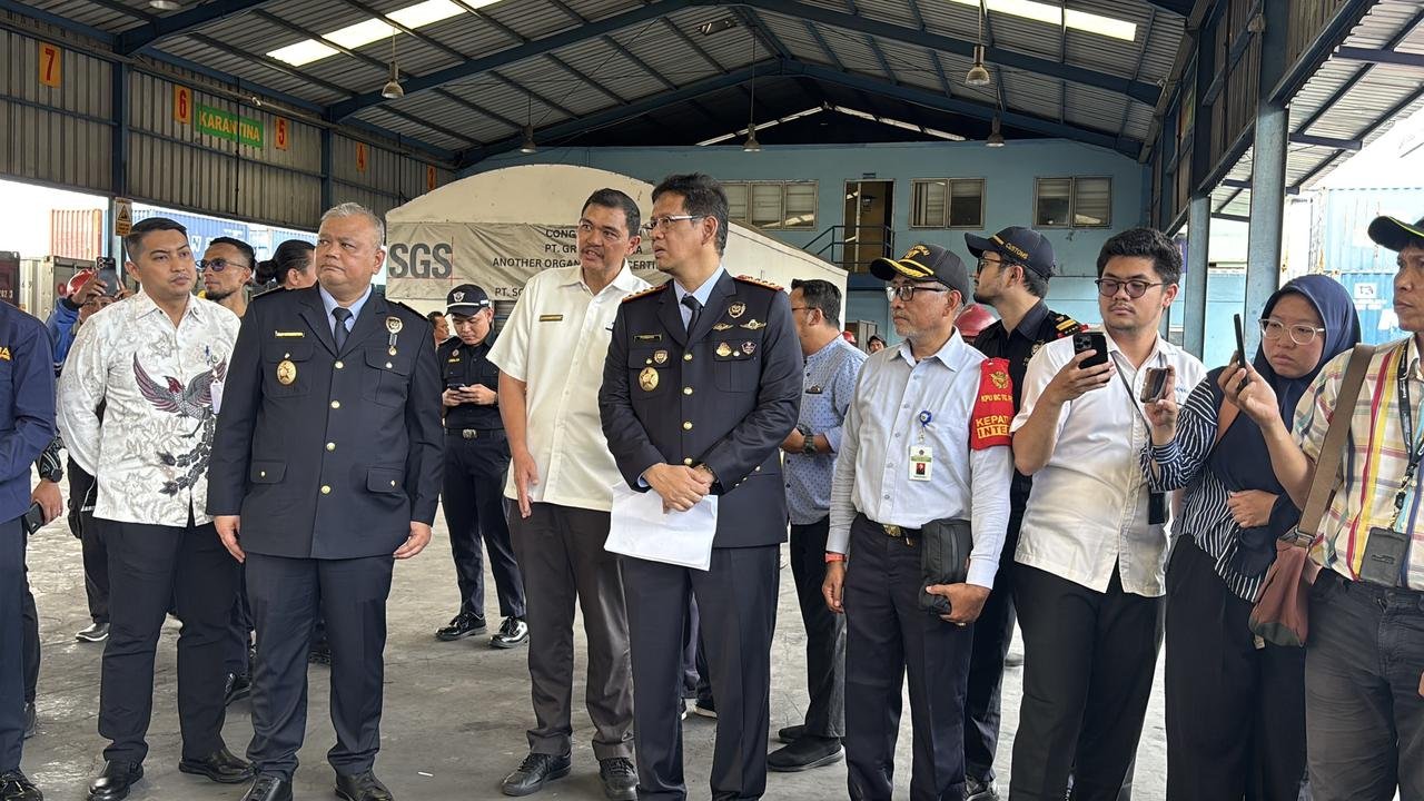 Menkeu Purbaya Yudhi Sadewa Tinjau Bea Cukai Tanjung Perak dan KBLBC Surabaya