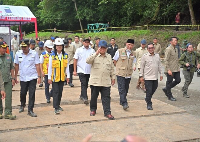 Kunjungi Lembah Anai, Prabowo Pantau Pemulihan Jalur Darat dan Temui Pekerja