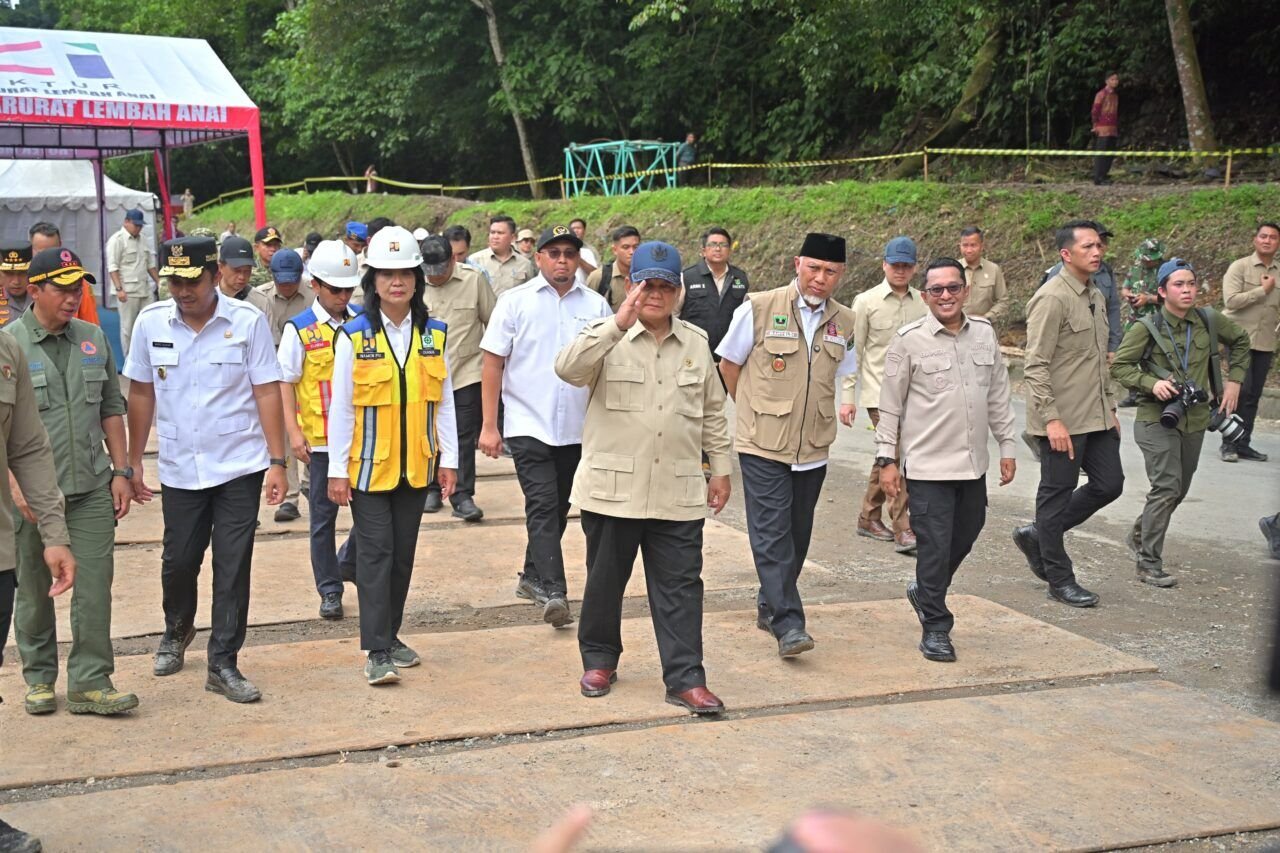 Kunjungi Lembah Anai, Prabowo Pantau Pemulihan Jalur Darat dan Temui Pekerja