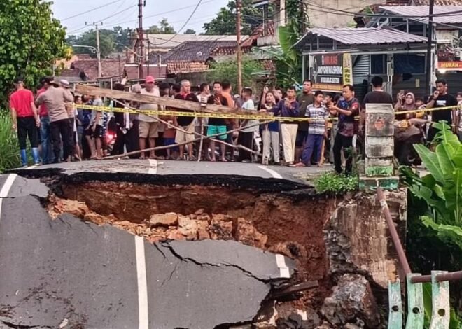Jembatan di Prabumulih Ambruk Diterjang Arus Deras Sungai