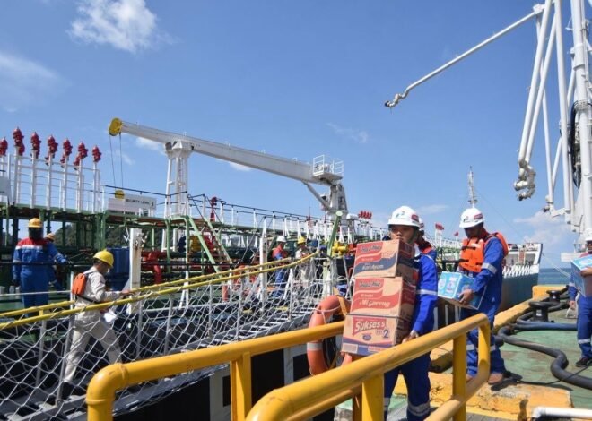 Kapal Tanker Pertamina Antarkan Energi Bantu Masyarakat Sumatera