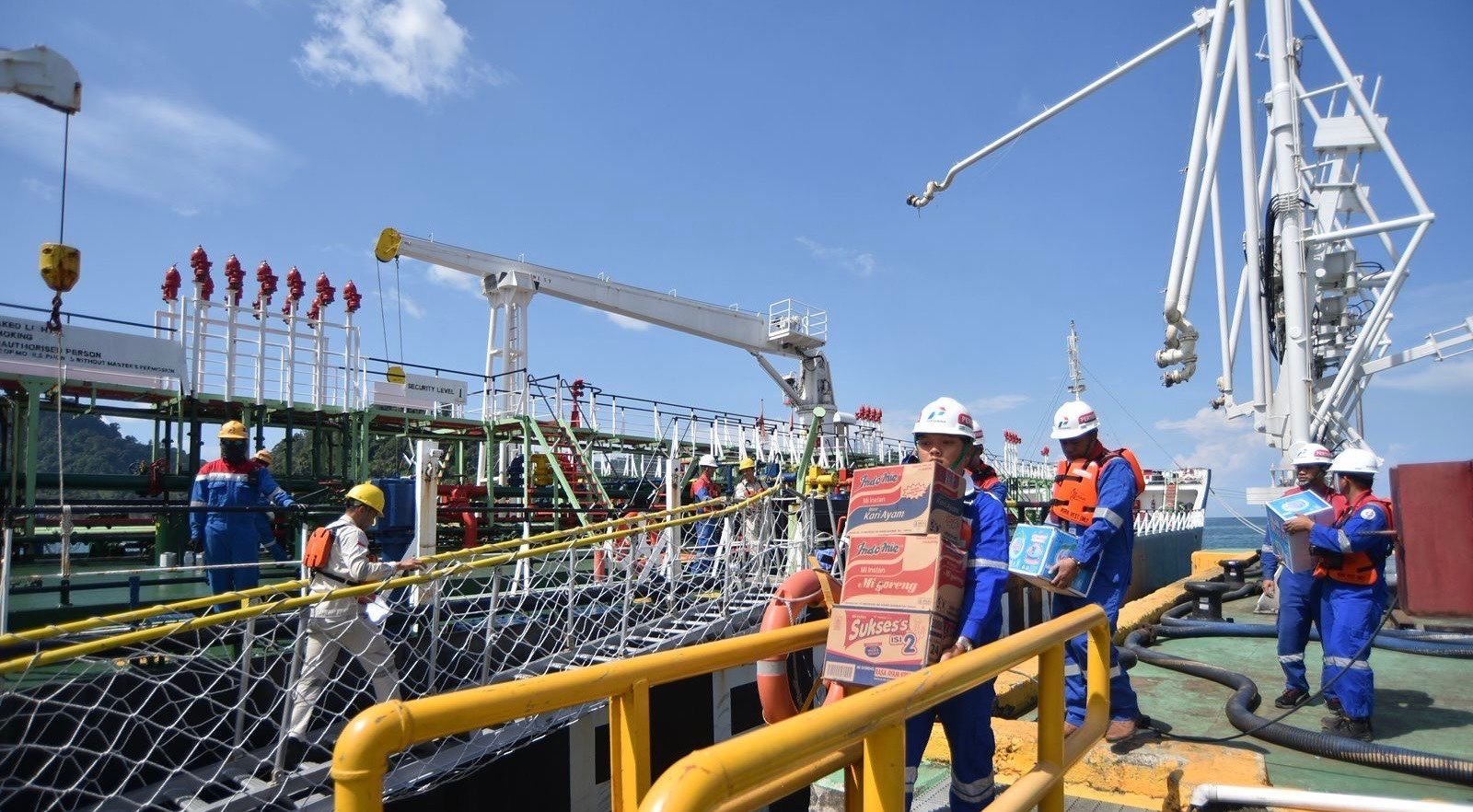 Kapal Tanker Pertamina Antarkan Energi Bantu Masyarakat Sumatera