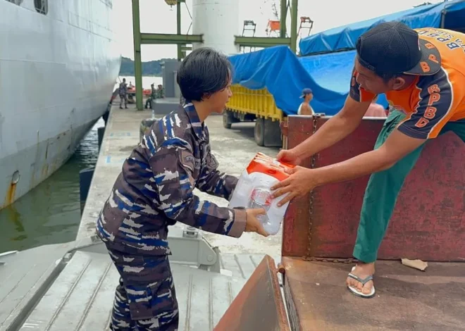 TNI AL Debarkasi Ratusan Ton Bantuan Kemanusiaan di Sibolga