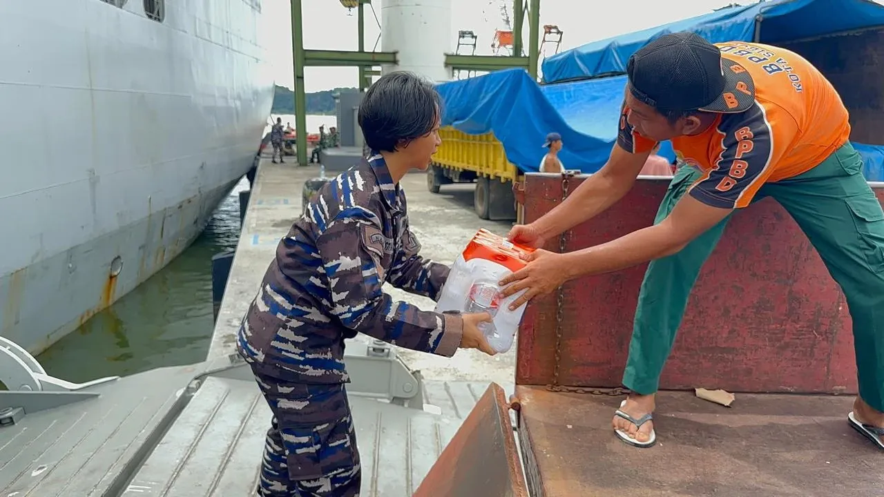 TNI AL Debarkasi Ratusan Ton Bantuan Kemanusiaan di Sibolga