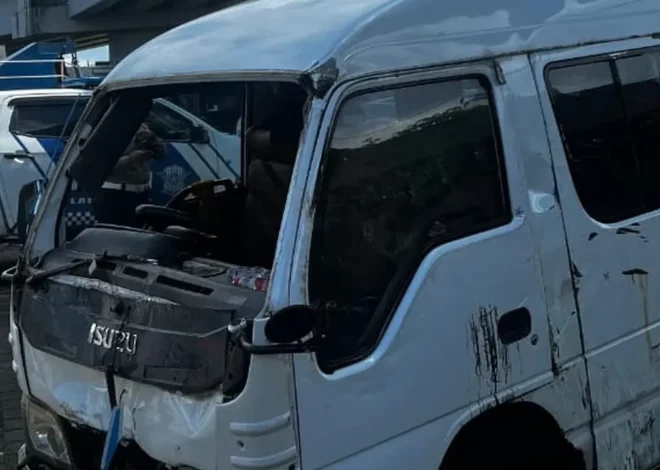 Mobil Travel Kecelakaan di Tol Bali Mandara, 13 WNA China Terluka