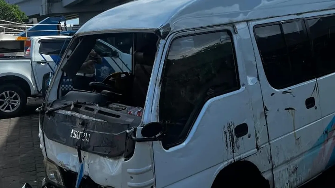 Mobil Travel Kecelakaan di Tol Bali Mandara, 13 WNA China Terluka