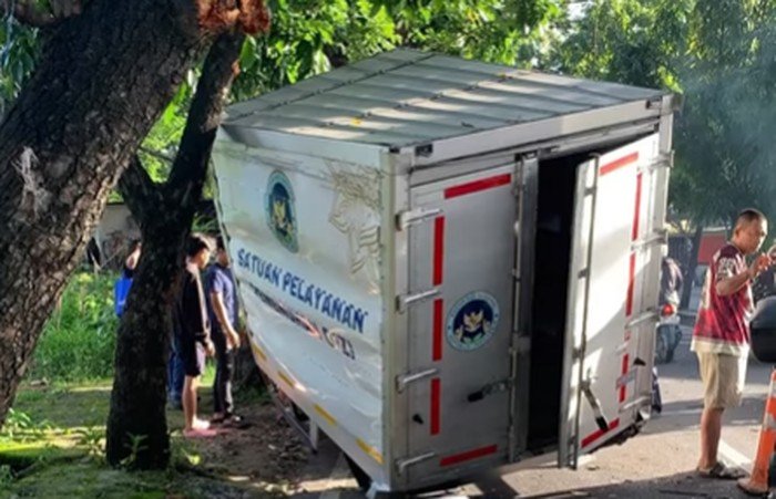 Viral Mobil MBG Kecelakaan di Depok, Boks Terlempar ke Jalan