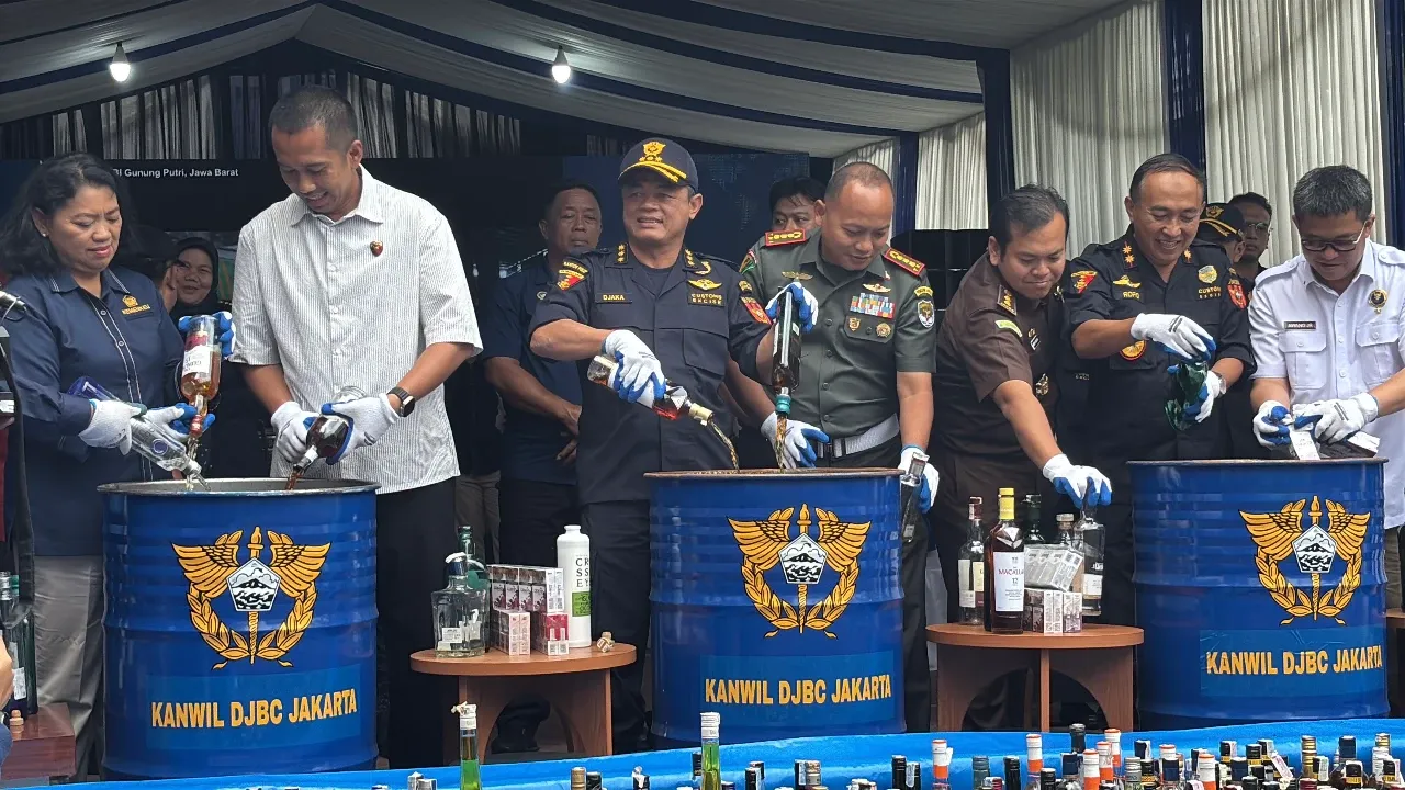 Bea Cukai Jakarta Musnahkan Rokok dan Miras Ilegal Bernilai Rp31,6 Miliar
