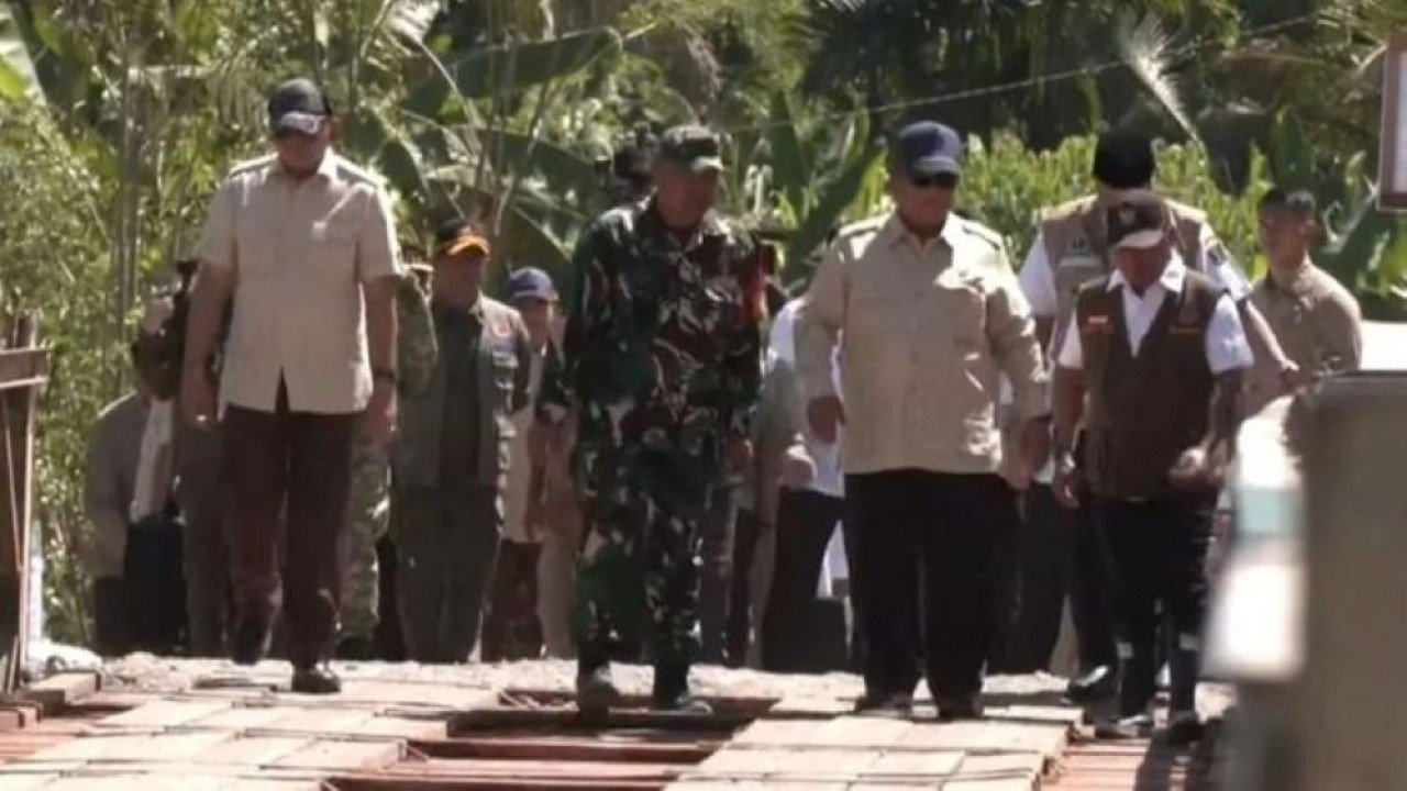 Presiden Tinjau Jembatan Bailey Padang Mantuang, Puji Kolaborasi TNI dan Masyarakat