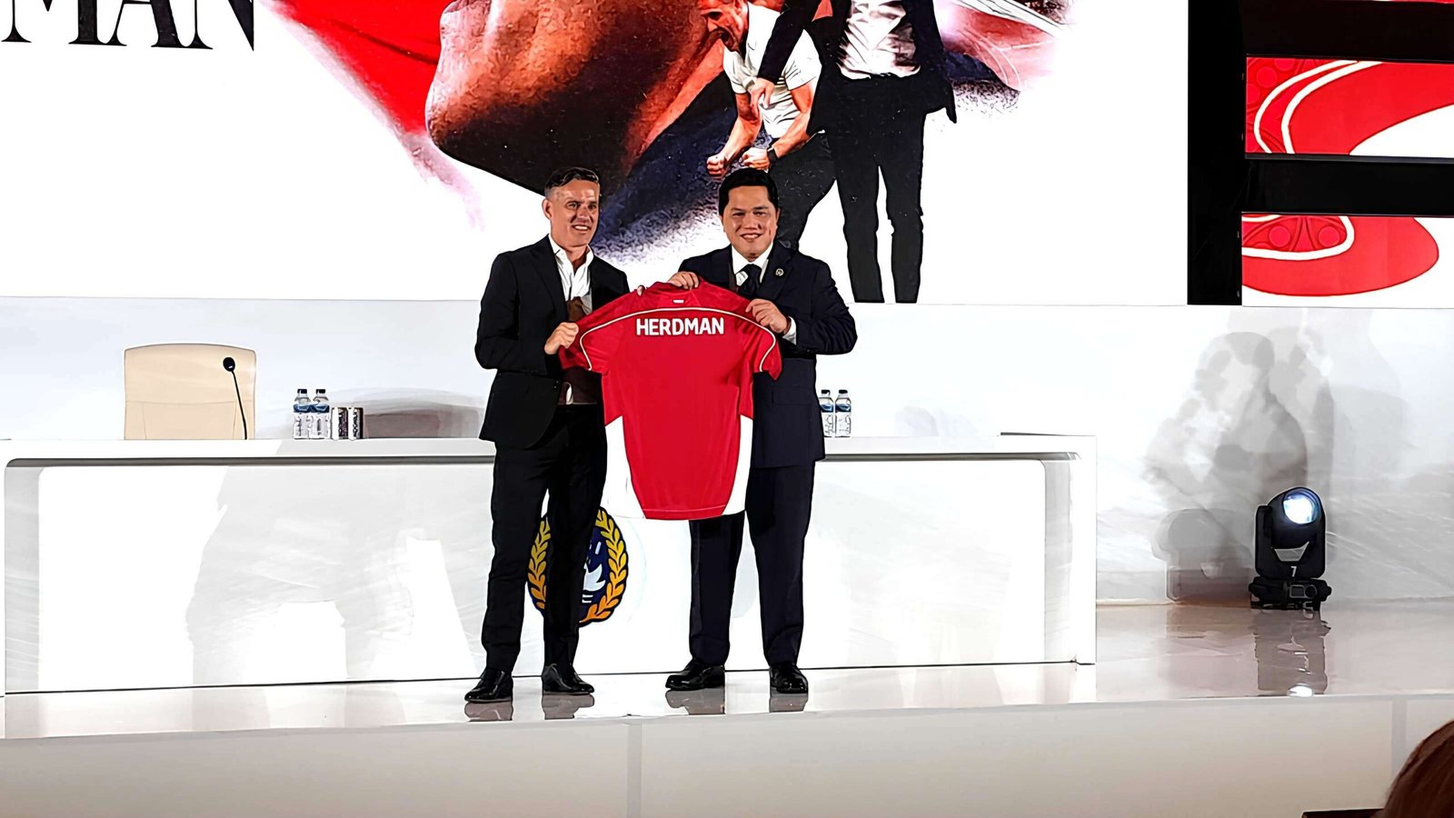 Herdman Akui Terkesan Atmosfer Sepak Bola Indonesia