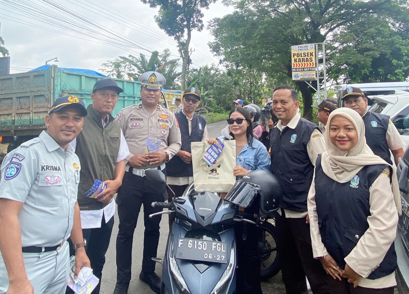 Sumringah, Pengendara Tertib ini Terima Souvenir dari Tim Samsat Magetan