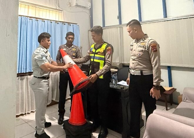 Jasa Raharja Cabang Solok Serahkan Traffic Cone kepada Polres Dharmasraya untuk Dukung Pengamanan Lalu Lintas