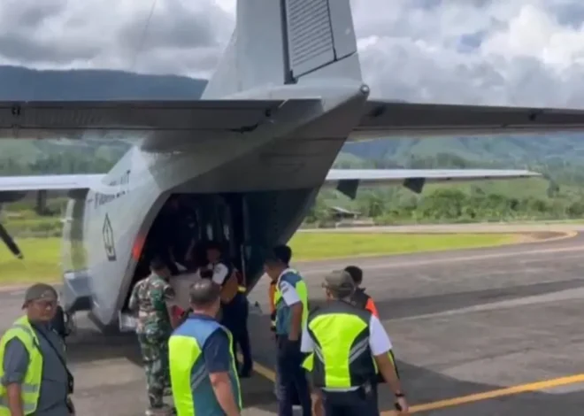 Kebut Distribusi Logistik, TNI AL Salurkan Bantuan Beras Lewat Udara untuk Korban Bencana di Gayo Lues
