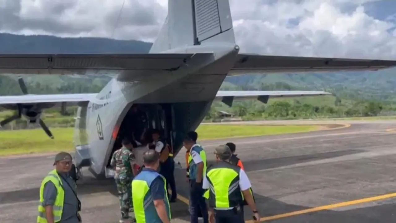 Kebut Distribusi Logistik, TNI AL Salurkan Bantuan Beras Lewat Udara untuk Korban Bencana di Gayo Lues