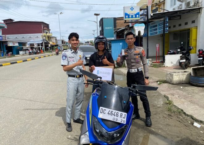 Jasa Raharja Mamuju Tengah Melakukan Aksi Simpatik Membagikan Helm Gratis kepada pengendara di sekitar jalan topoyo