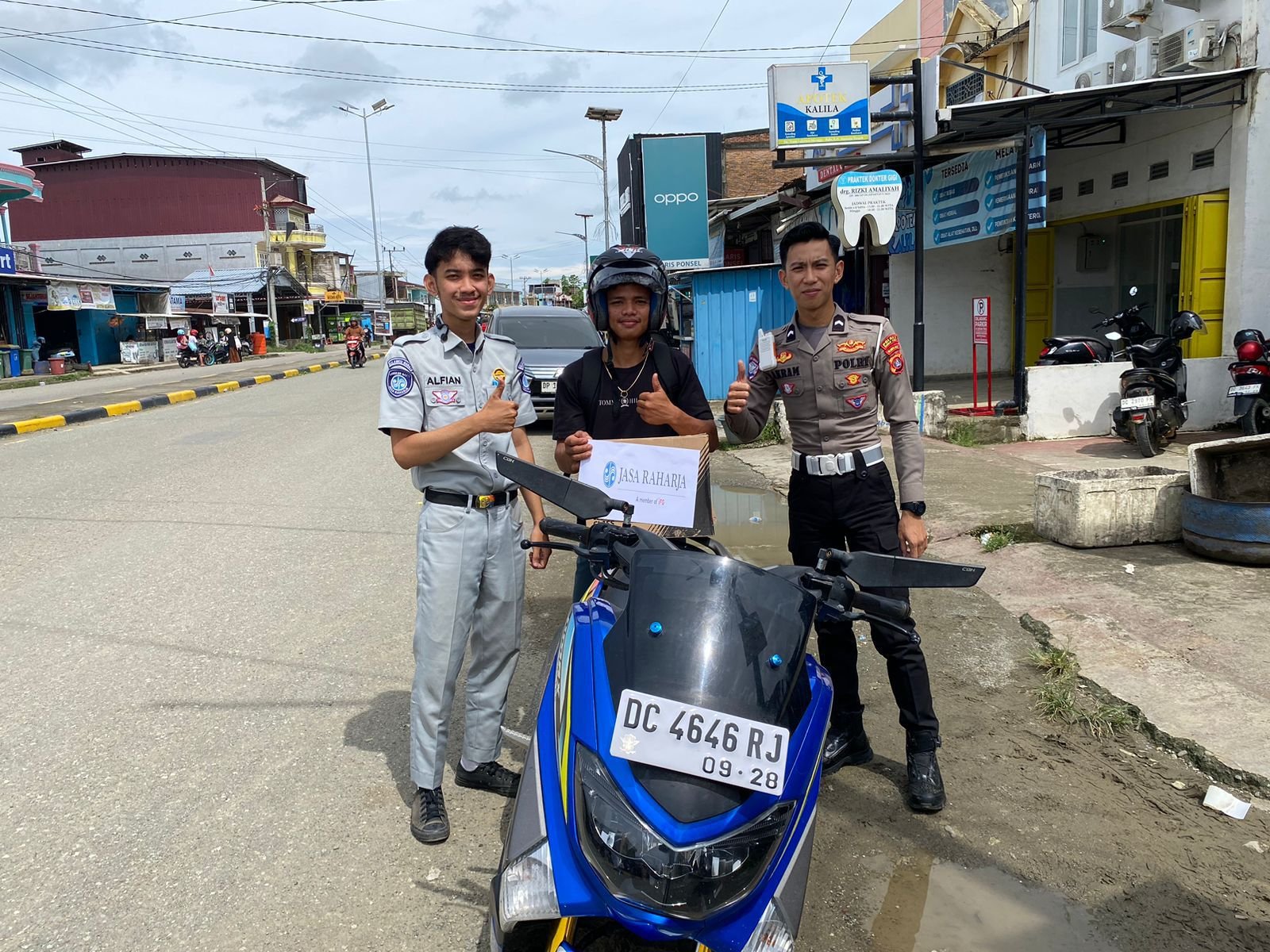 Jasa Raharja Mamuju Tengah Melakukan Aksi Simpatik Membagikan Helm Gratis kepada pengendara di sekitar jalan topoyo