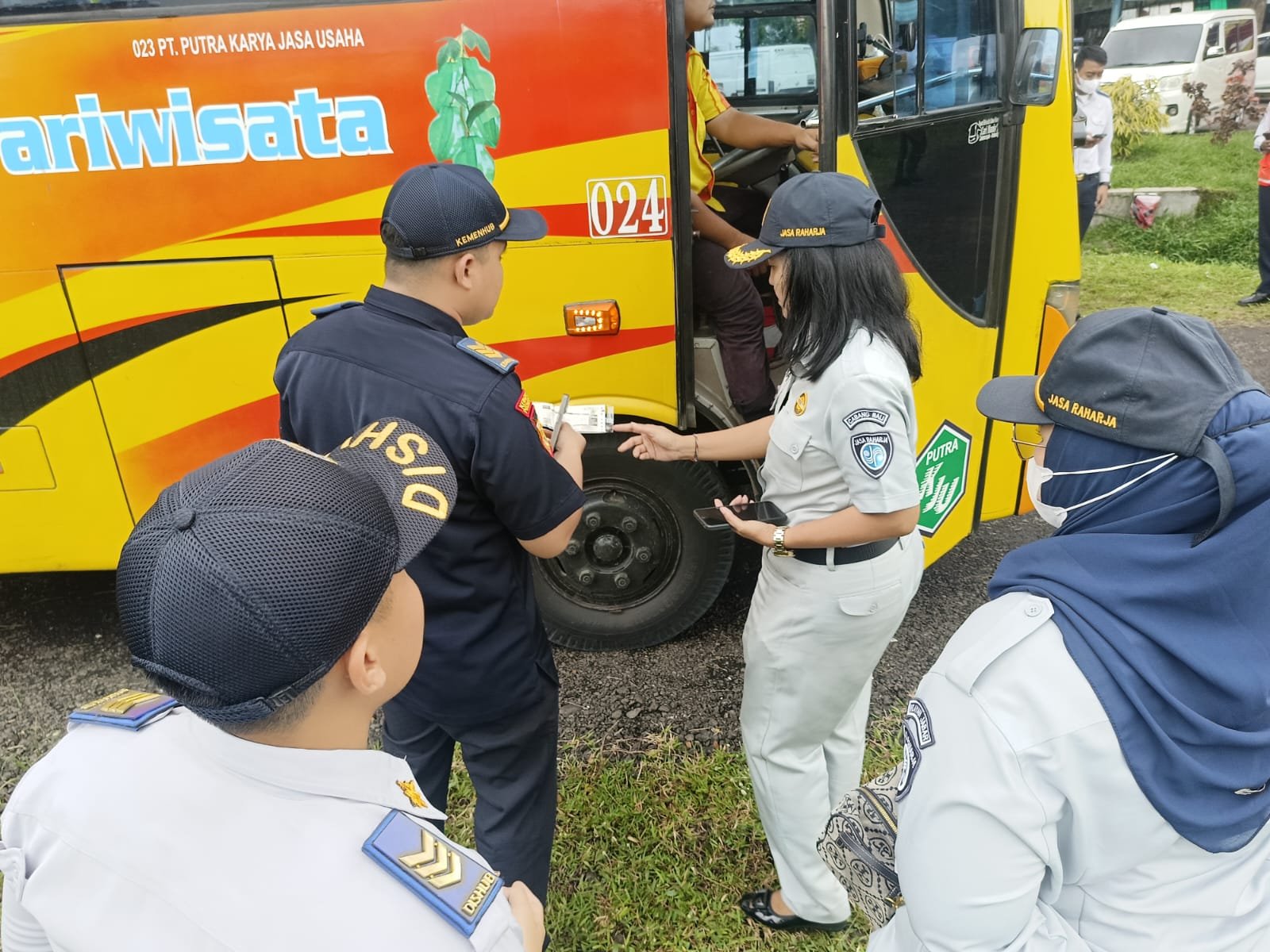 Libur Panjang Isra Mi’raj, Jasa Raharja Bogor Bersinergi dengan Mitra Terkait Gelar Kegiatan Ramp Check Kendaraan Angkutan Umum di Rest Area KM 45 Ciawi Bogor