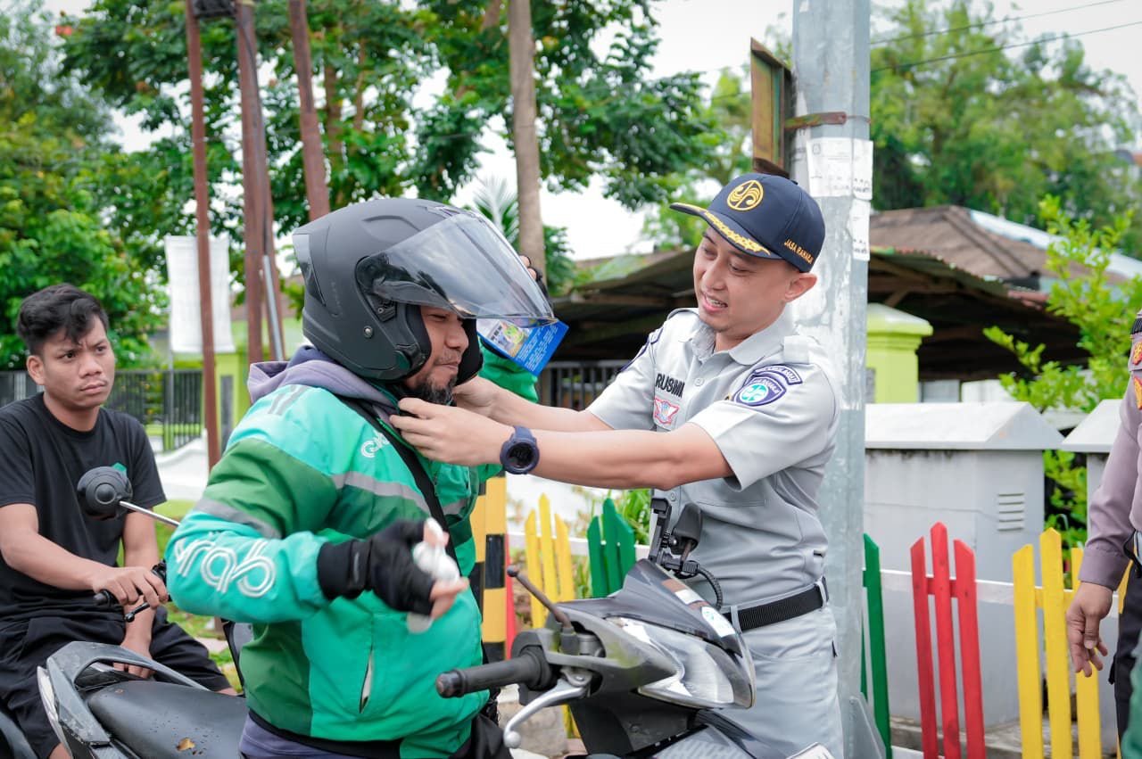 Komitmen Keselamatan Lalu Lintas, Jasa Raharja Cabang Mamuju Bersama Ditlantas Polda Sulbar Bagikan Helm dan Sosialisasikan Keselamatan Berkendara