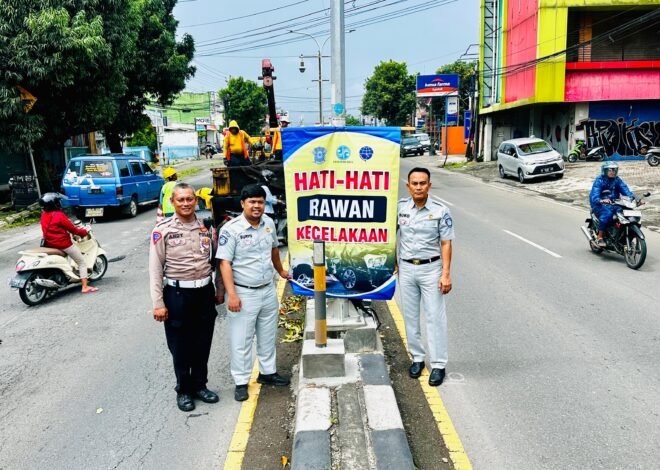Tingkatkan Keselamatan Jalan, Jasa Raharja dan FKLL Klaten Pasang Rambu Peringatan di Titik Black Spot Delanggu