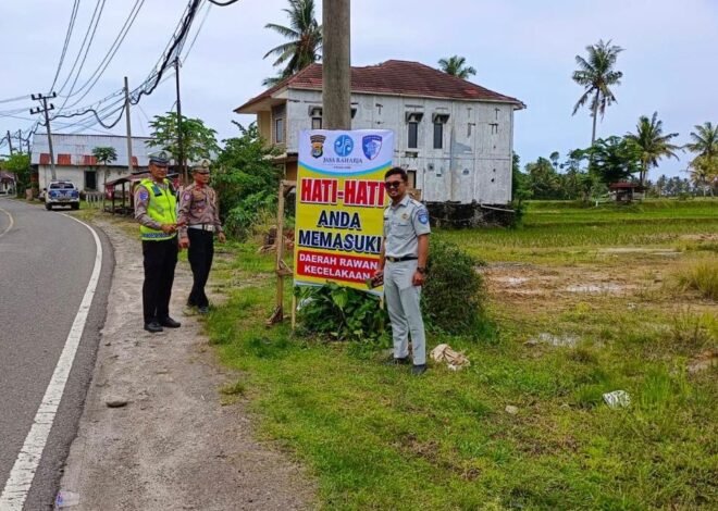 Jasa Raharja bersama Mitra Laksanakan Giat Pemasangan Banner Keselamatan dan Pengecekan Jalan Rusak di Jalan Lintas Barat Pesisir Barat