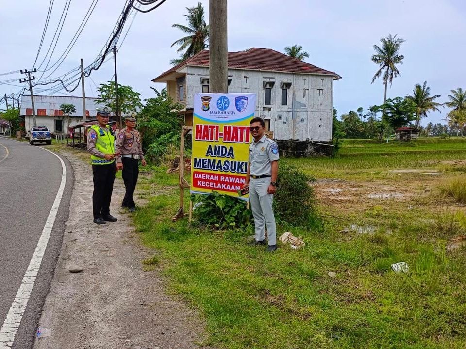 Jasa Raharja bersama Mitra Laksanakan Giat Pemasangan Banner Keselamatan dan Pengecekan Jalan Rusak di Jalan Lintas Barat Pesisir Barat