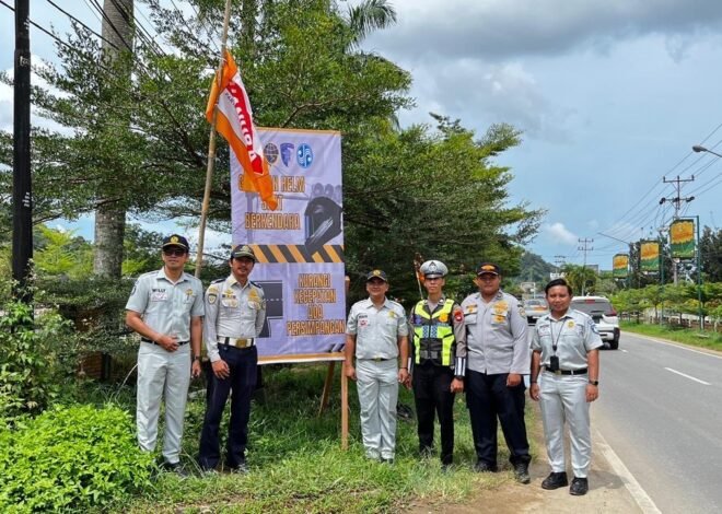 Cegah Kecelakaan Lalu Lintas Akibat Pelanggaran, Jasa Raharja Bersama Satlantas dan Dishub Pasang Spanduk Himbauan Keselamatan di Kota Singkawang