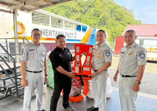 Jasa Raharja Sumatera Barat Serahkan Sarana Keselamatan Pelayaran kepada PT Mentawai Fast
