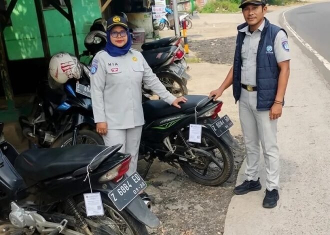 Pj Samsat Garut Bersama Petugas Samsat Outlet Pameungpeuk Laksanakan Penelusuran Mandiri Melalui Aplikasi Panah Pasopati di Tutugan Leles Kabupaten Garut