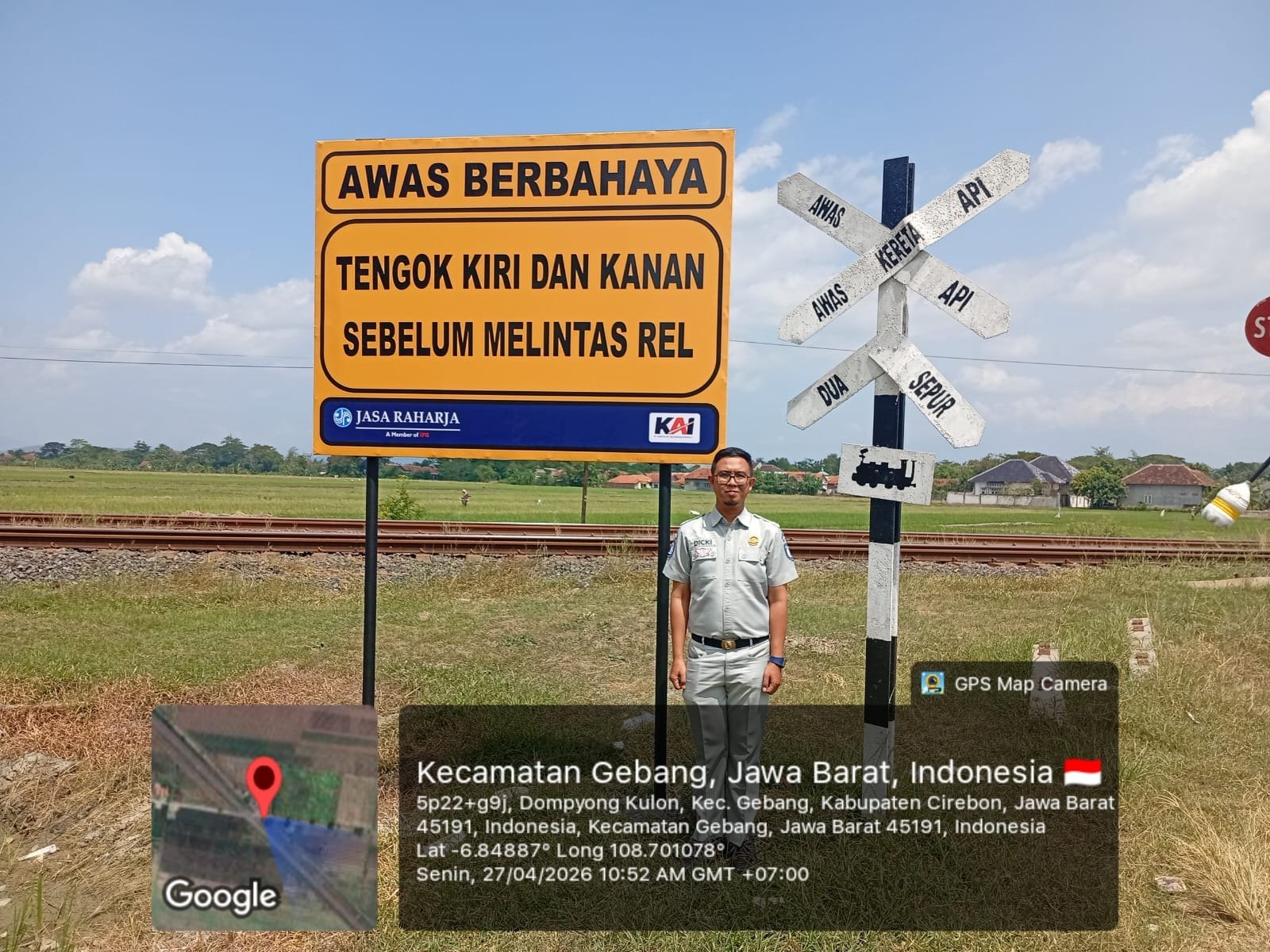 Tingkatkan Keselamatan Lalu Lintas, Jasa Raharja Cabang Cirebon Pasang Rambu Keselamatan di Perlintasan Sebidang Kec Gebang Kab Cirebon