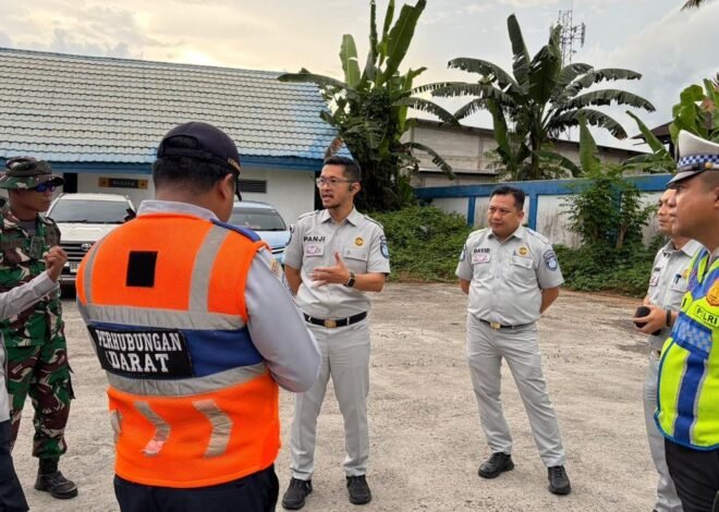 Tekan Angka Kecelakaan, Jasa Raharja dan Tim Gabungan Pasang Stiker Reflektor di Jembatan Timbang Maccopa