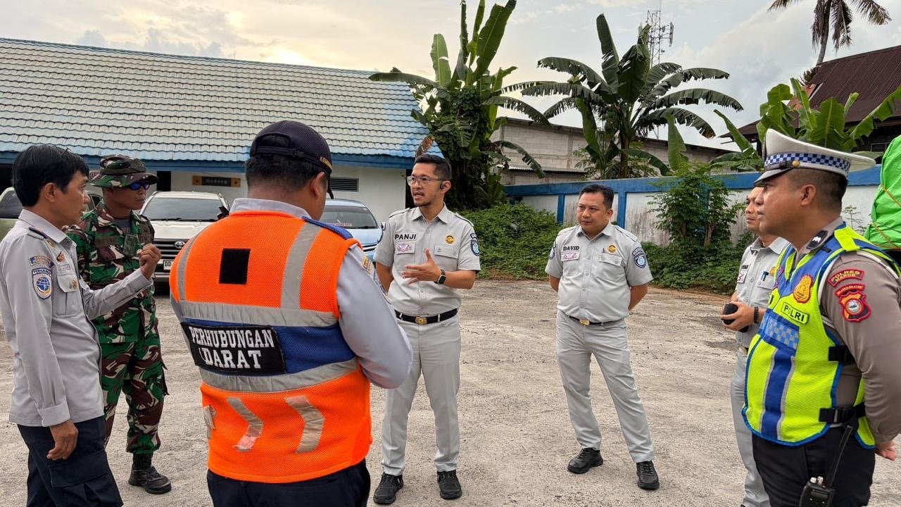 Tekan Angka Kecelakaan, Jasa Raharja dan Tim Gabungan Pasang Stiker Reflektor di Jembatan Timbang Maccopa