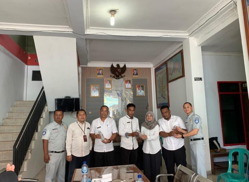 Tim Pembina Samsat Indramayu Bersama Badan Pendapatan Daerah Pemerintah Kabupaten Indramayu Sosialisasikan Pajak Daerah di Desa Kerticala