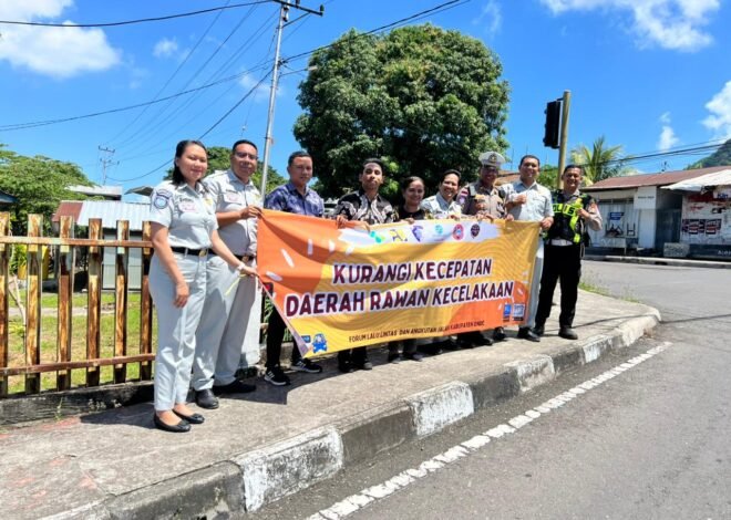 Forum Lalu Lintas Angkutan Jalan Ende Memasang Spanduk Himbauan Pada titik Rawan Kecelakaan di Kabupaten Ende