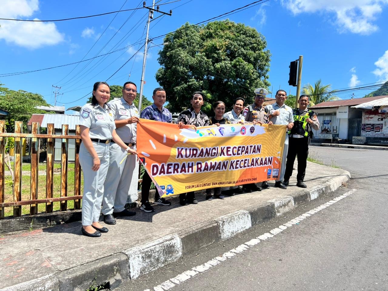 Forum Lalu Lintas Angkutan Jalan Ende Memasang Spanduk Himbauan Pada titik Rawan Kecelakaan di Kabupaten Ende