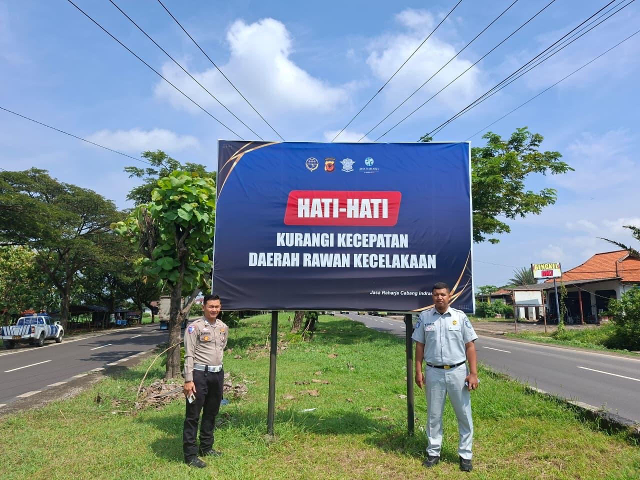 Tingkatkan Kewaspadaan di Jalur Minim Penerangan, Jasa Raharja Indramayu Pasang Spanduk Reflektor