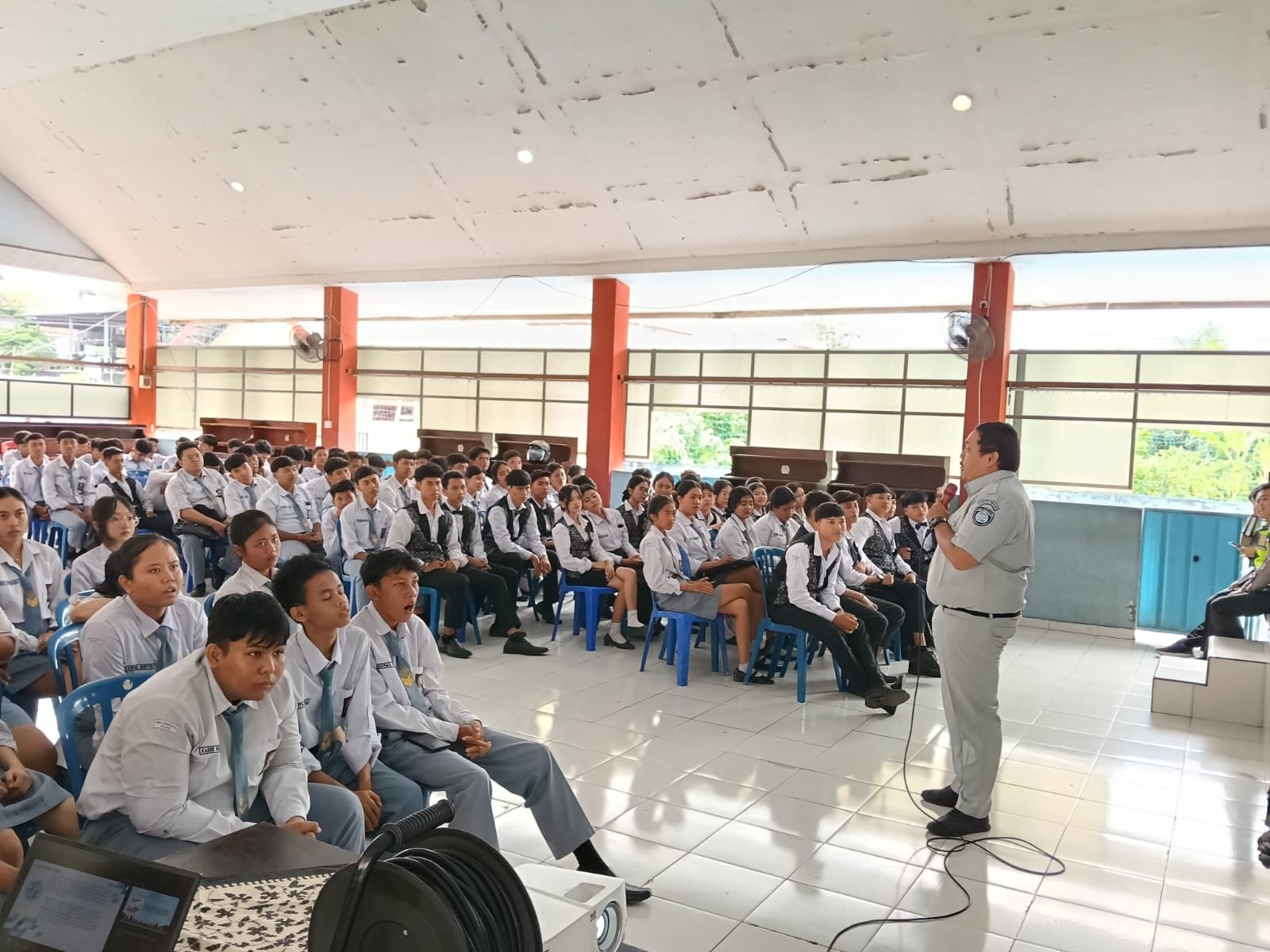 Jasa Raharja Badung Bersama Satlantas Polres Badung Edukasi Pelajar tentang Tertib Berlalu Lintas di SMK Pariwisata Dalung