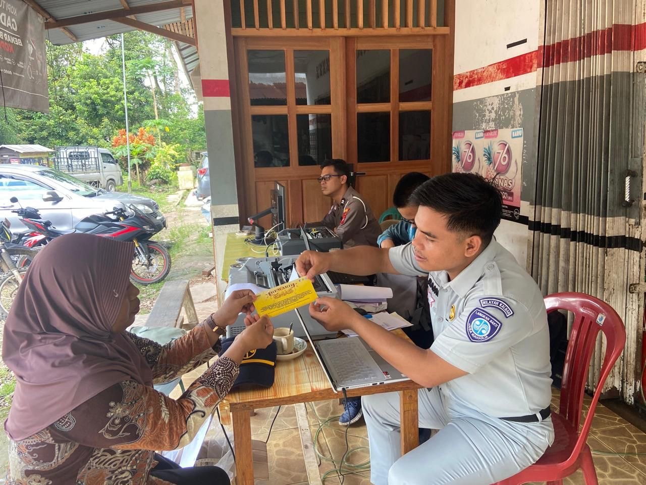 Jasa Raharja Sintang Bersama Tim Pembina Samsat Kapuas Hulu Hadirkan Layanan Samsat GOKATAN di Kecamatan Badau