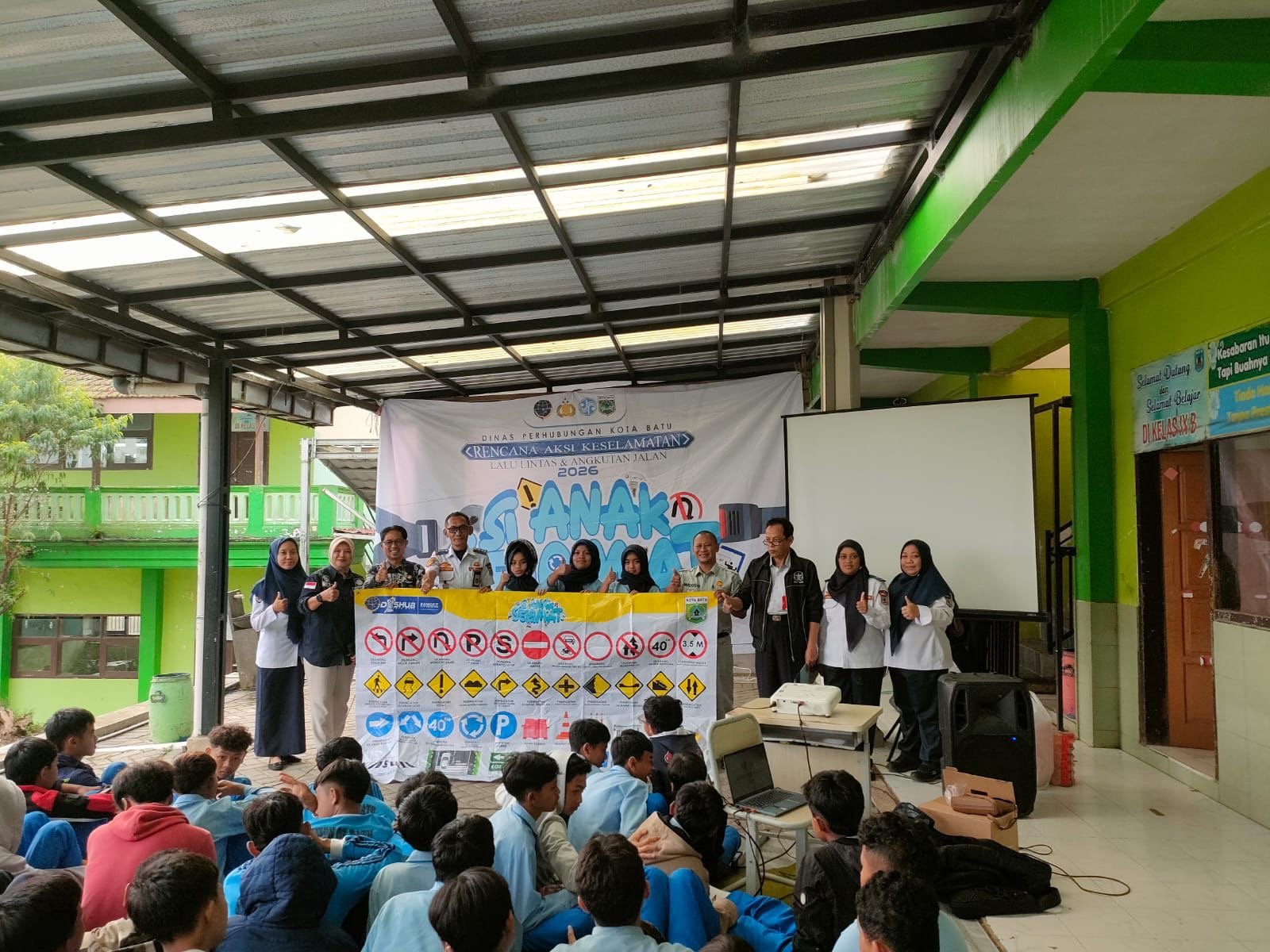 Jasa Raharja Malang dan Dishub Kota Batu Sosialisasikan Keselamatan Lalu Lintas kepada Pelajar SMPN 5 Sumber Brantas