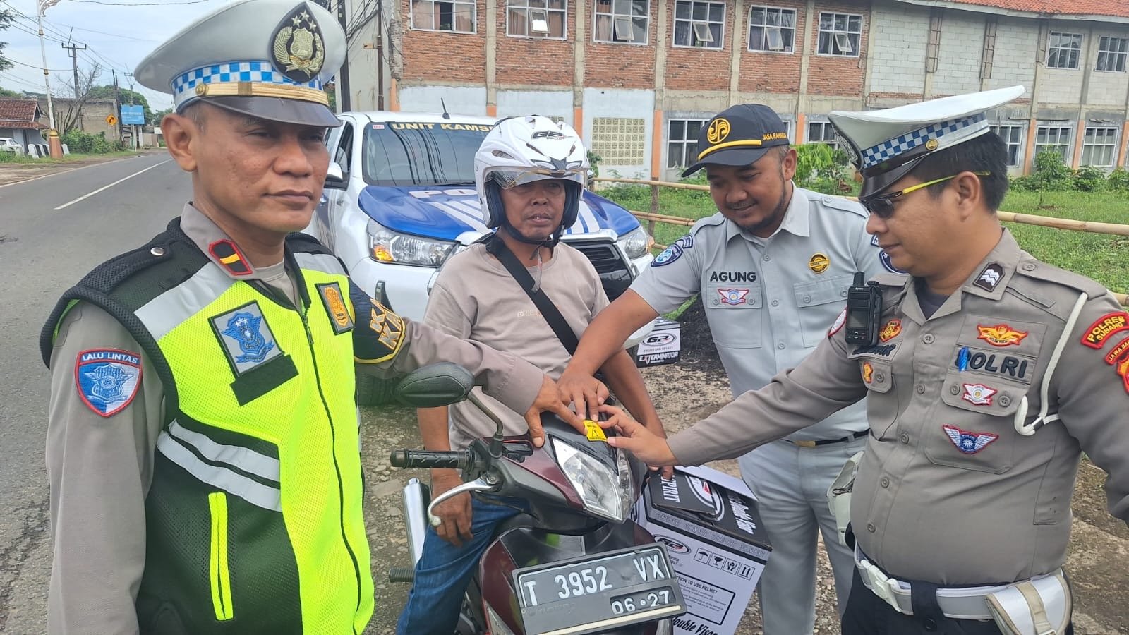 Jasa Raharja Purwakarta Bersama Polri Gelar Aksi Keselamatan Transportasi di Titik Rawan Laka Kecamatan Cibogo Subang