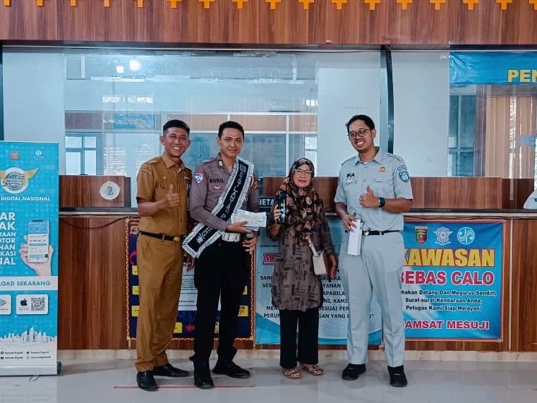 Samsat Mesuji Berikan Apresiasi kepada Wajib Pajak Taat pada Hari Pertama Program Keringanan Pajak
