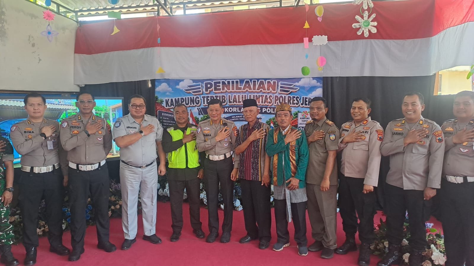Tekan Fatalitas Kecelakaan, Jasa Raharja Pati Serahkan Bantuan Helm di Kampung Tertib Lalu Lintas Jepara
