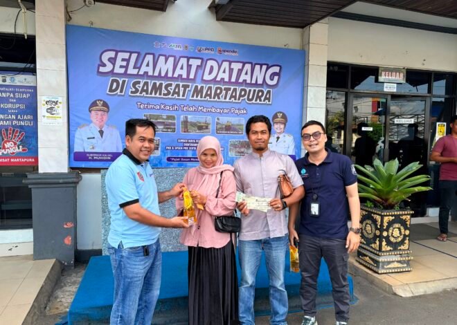 Apresiasi Wajib Pajak, Tim Pembina Samsat Martapura Bagikan Helm dan Sembako