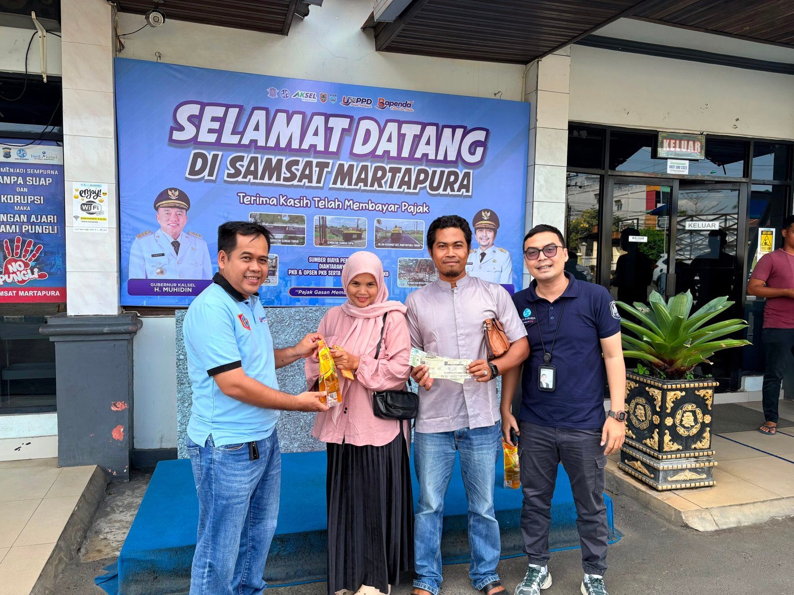 Apresiasi Wajib Pajak, Tim Pembina Samsat Martapura Bagikan Helm dan Sembako