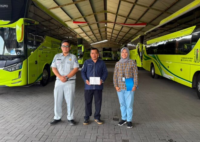 Jasa Raharja Gelar Sosialisasi Keselamatan Lalu Lintas dan Pemasangan Stiker Practical Guidance di PO Bus Kota Yogyakarta