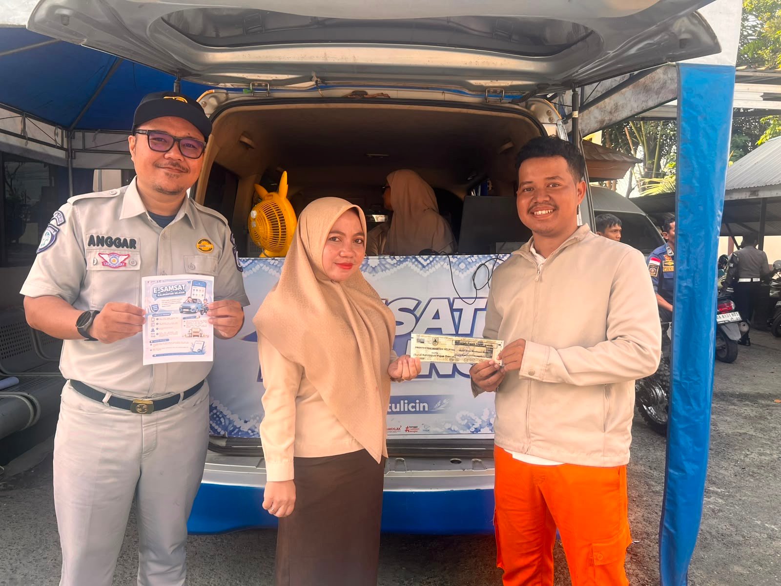 Edukasi Langsung Pengendara, Tim Pembina Samsat Batulicin Dorong Tertib Administrasi Kendaraan