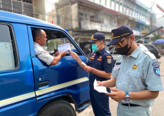 Peduli Kesehatan di Tengah Kabut Asap, Jasa Raharja Singkawang Gelar Operasi Gabungan dan Bagikan Masker