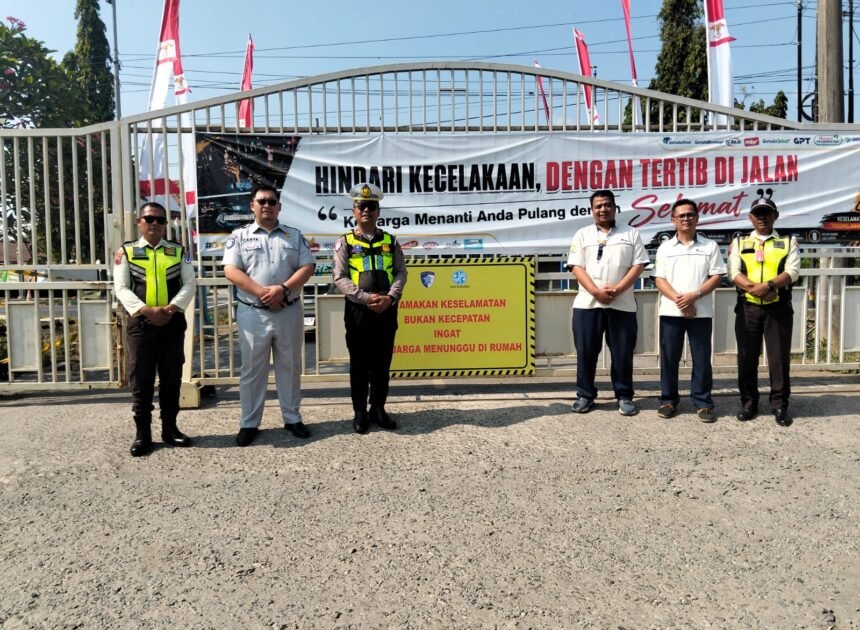 Jasa Raharja dan Satlantas Polresta Pati Laksanakan Action Plan FLLAJ melalui Pemasangan Papan Imbauan Keselamatan di Kawasan Industri
