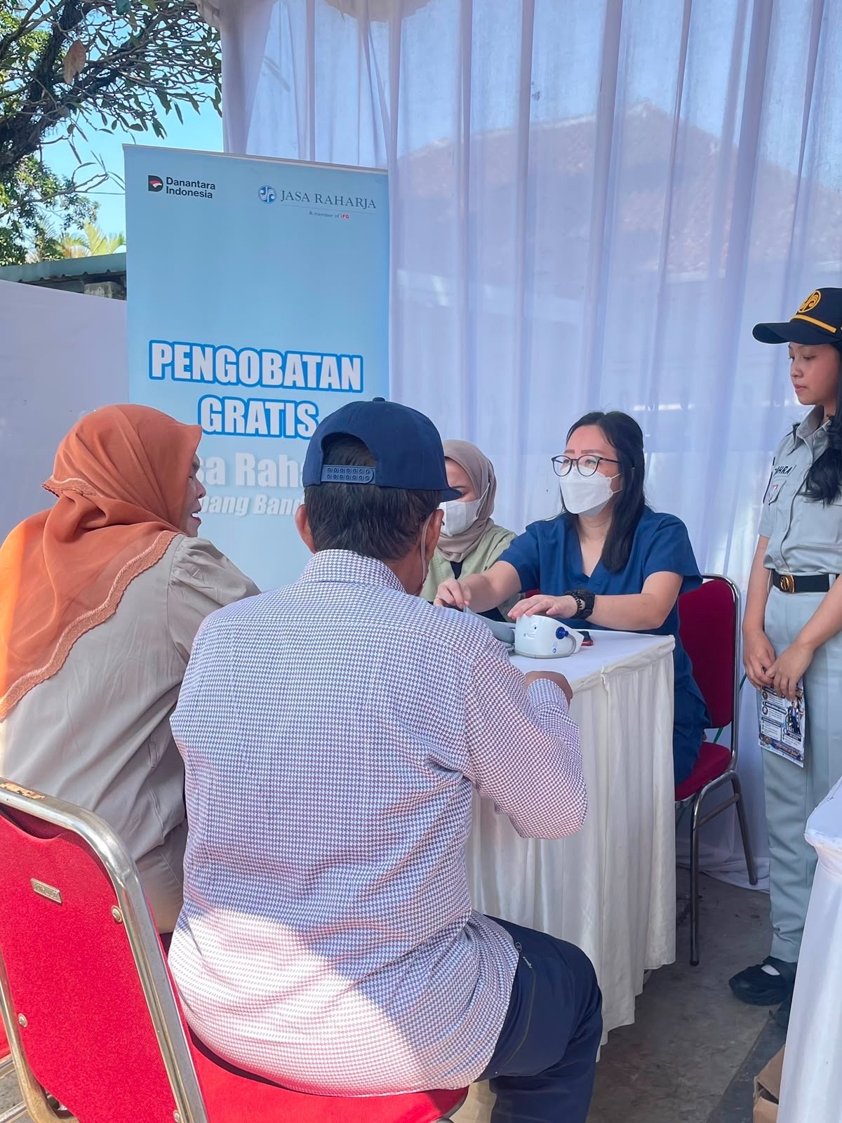 Berikan Kemudahan dan Keuntungan Bagi Wajib Pajak, Kolaborasi Jasa Raharja Bandung Bersama Tim Pembina Samsat Padjajaran Gelar Pemeriksaan PKB dan SWDKLLJ disertai Pengobatan Gratis, Sosialisasi PPGD dan Voucher