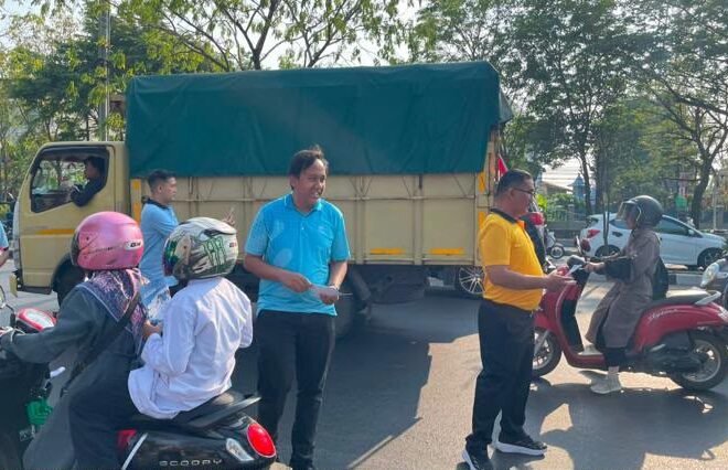 Sambil Berbagi Bendera Merah Putih, Tim Pembina Samsat Banjarmasin I Edukasi Relaksasi Pajak